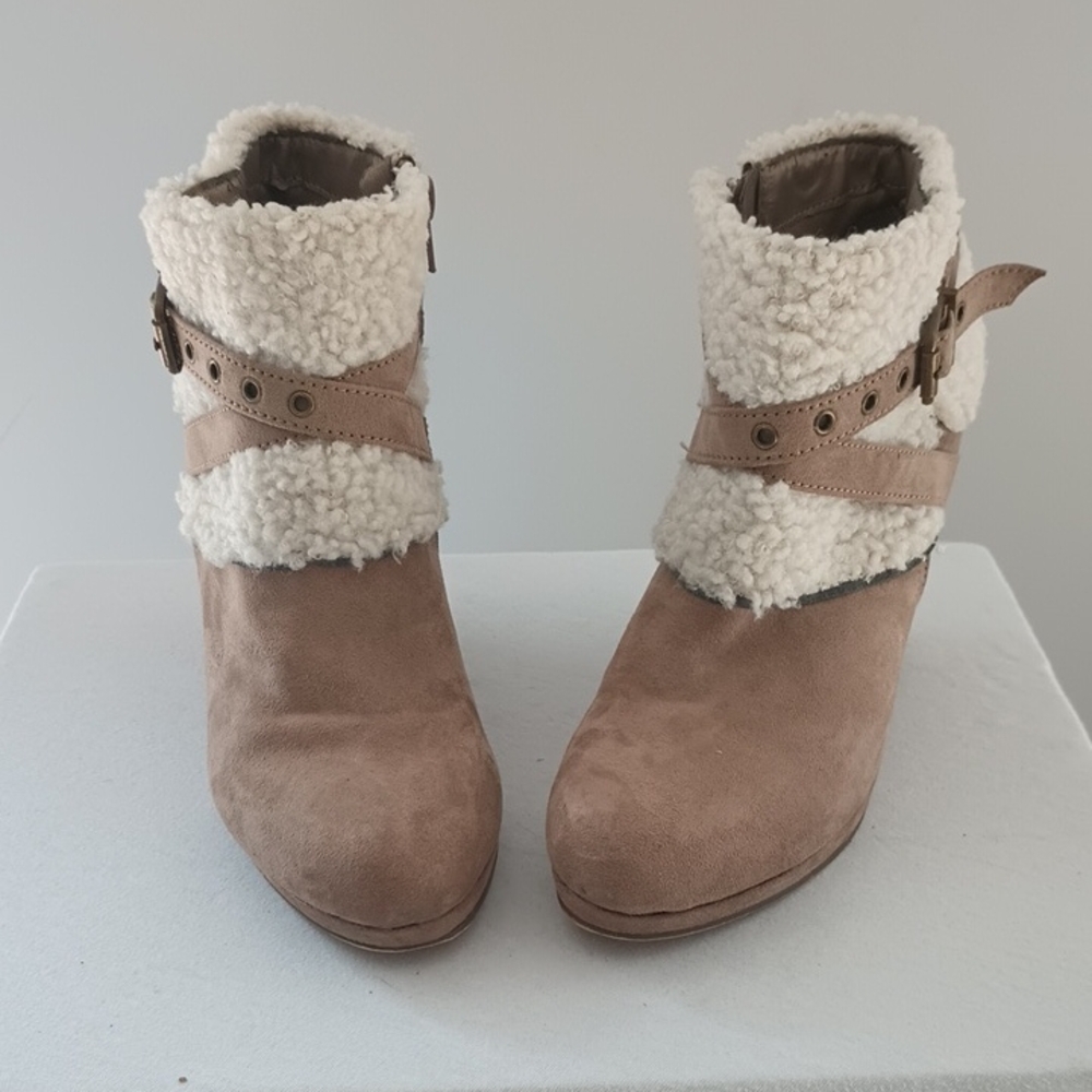 Cozy Tan Ankle Boots with Shearling Lining